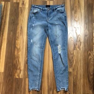 Light wash, ankle distressed